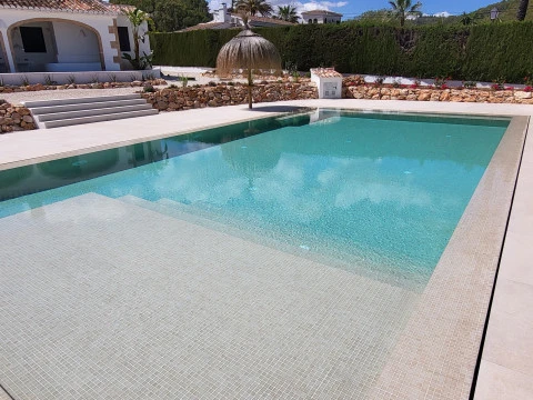 Piscina rectangular gresite claro escalera integrada 1737135323 7346587