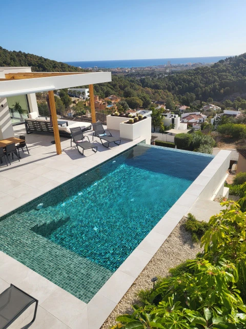 Piscina rectangular gresite verde vista panoramica 1737135333 6535318